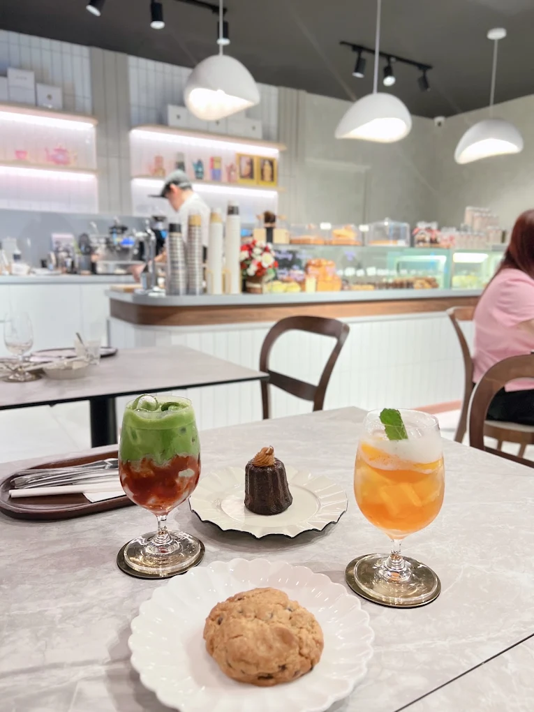 Fiorise matcha, mocktail, canelé and cookie in the cafe